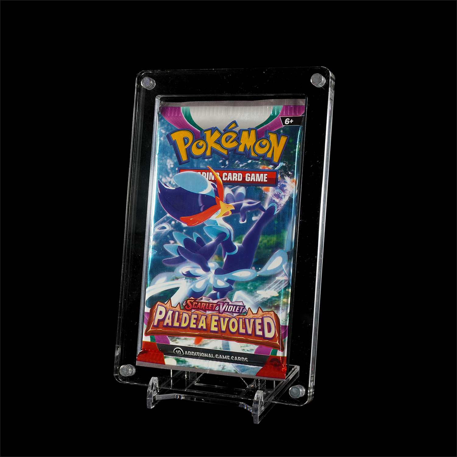 Een Pokémon Paldea Evolved booster pack in een doorzichtige display case.