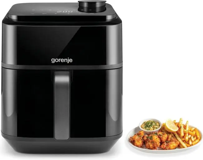 Fekete Gorenje légkeveréses fritőz sült krumplival és csirke falatokkal.