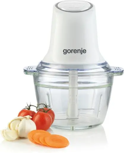 Fehér Gorenje aprítógép üveg tálal, paradicsom, fokhagyma és sárgarépa szeletek mellett.