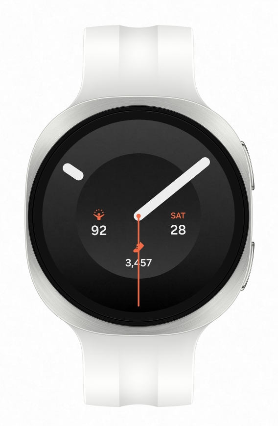Biały smartwatch ze srebrną kopertą i czarną tarczą. Pokazuje sob, 28, 92 i 3457.