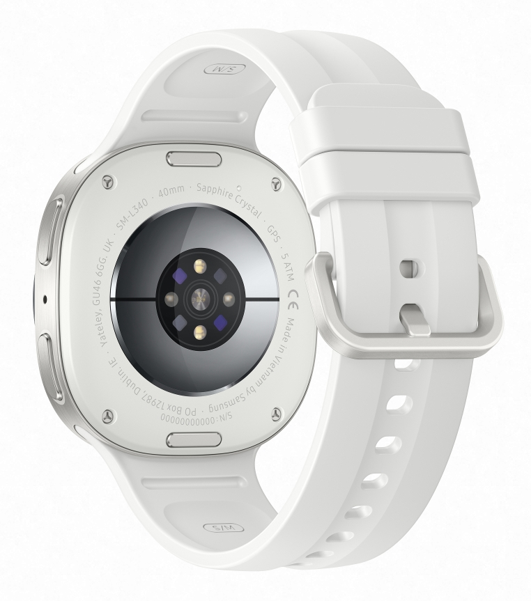 Biały smartwatch z czujnikiem tętna i białym paskiem. Tekst podaje model i pochodzenie.