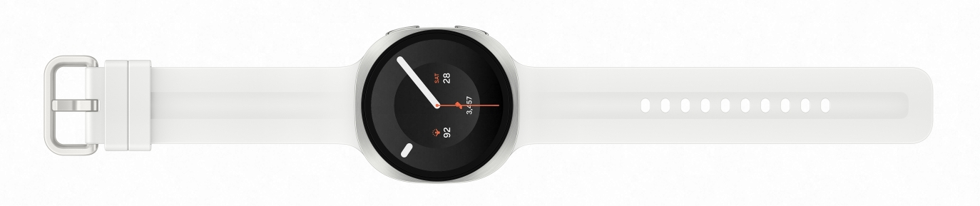 Biały smartwatch z czarną tarczą i srebrną klamrą na białym tle.
