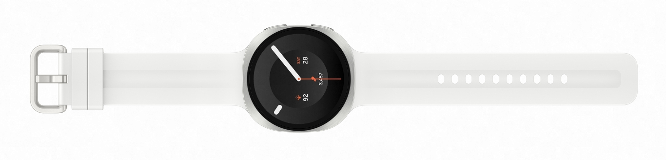 Biały smartwatch z czarną tarczą i srebrną klamrą na białym pasku.