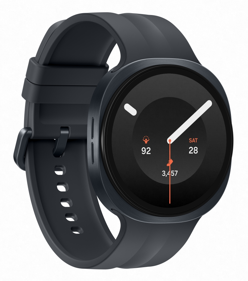 Ciemny smartwatch z czarną tarczą i silikonowym paskiem.
