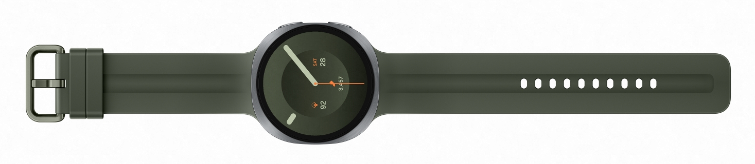 Ciemnozielony smartwatch ze srebrną kopertą i cyfrowym wyświetlaczem.