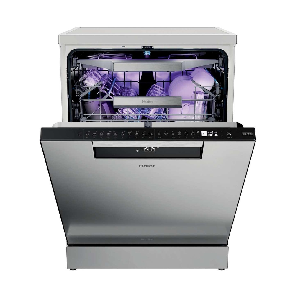 Gümüş renkli Haier bulaşık makinesi açık kapılı, mor aydınlatmalı iç kısım.