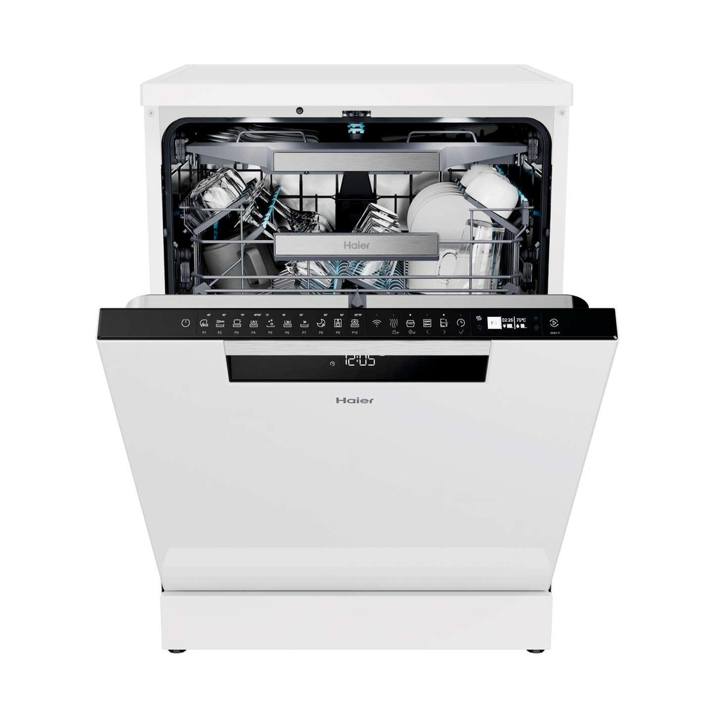 Açık kapılı, bulaşıklı beyaz bir Haier bulaşık makinesi.