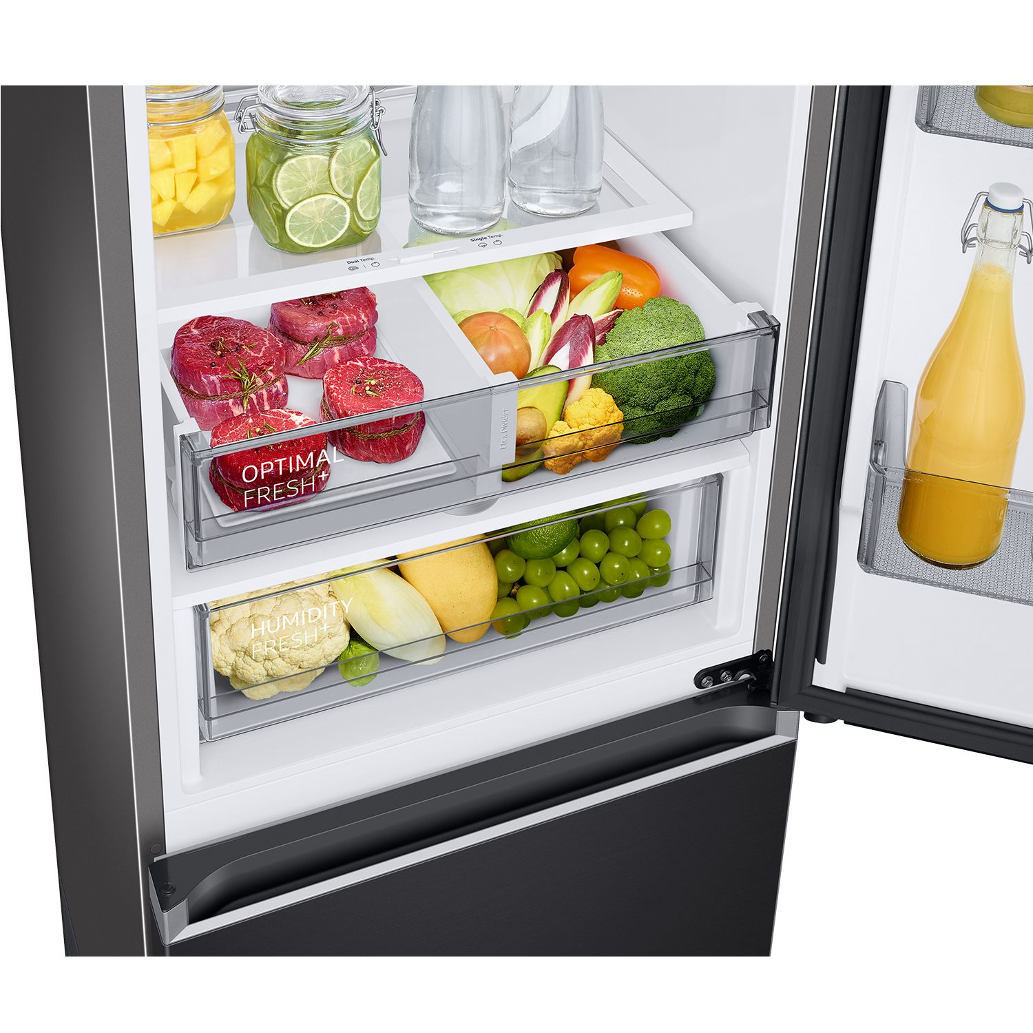 Vista interior de un refrigerador negro con comida. Filetes crudos, verduras y frutas están organizados en cajones.