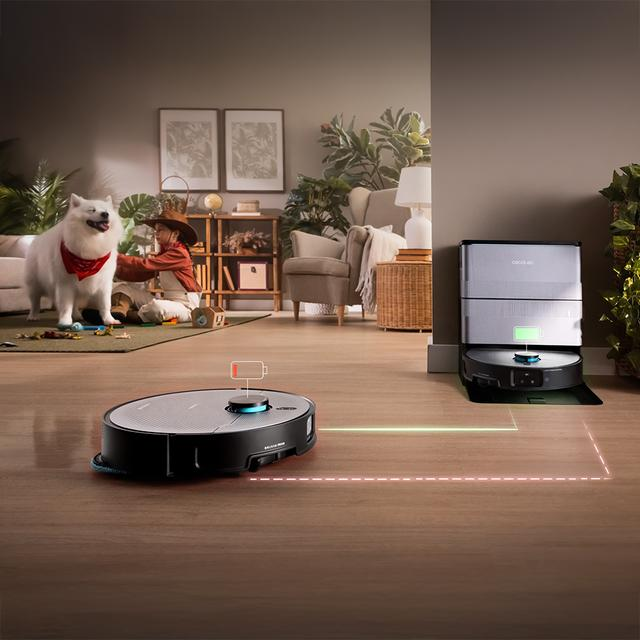 Düşük bataryalı bir robot süpürge ahşap zeminde şarj oluyor.