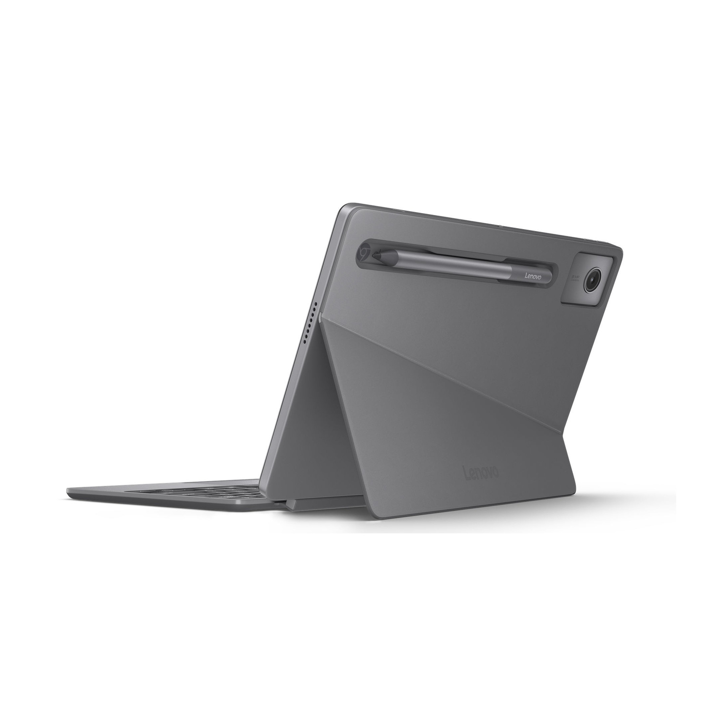 Un tablet Lenovo grigio con stilo e cover tastiera attaccati, su sfondo bianco.