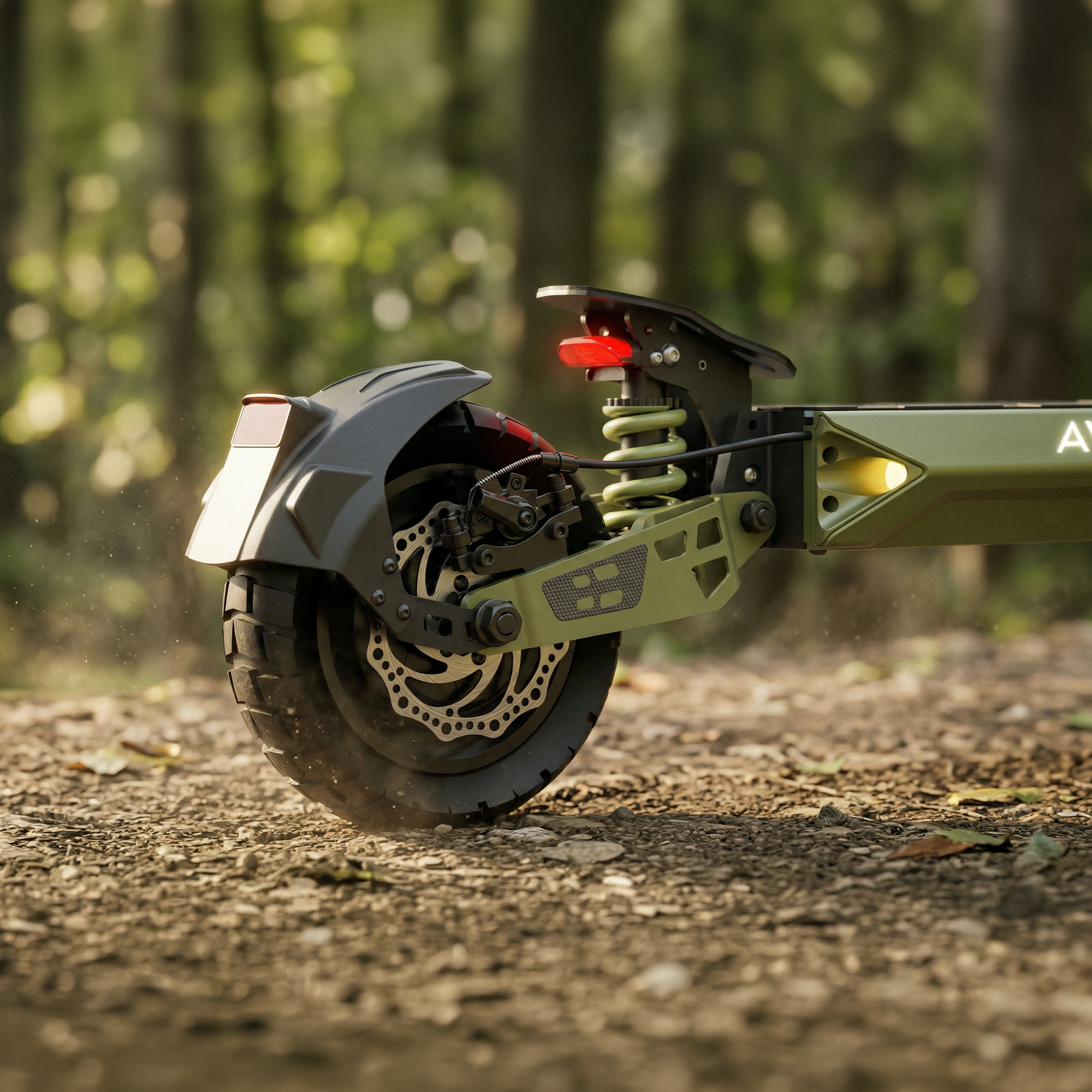 Yeşil elektrikli scooter orman yolunda ilerliyor. Arka tekerleğe yakın çekim.