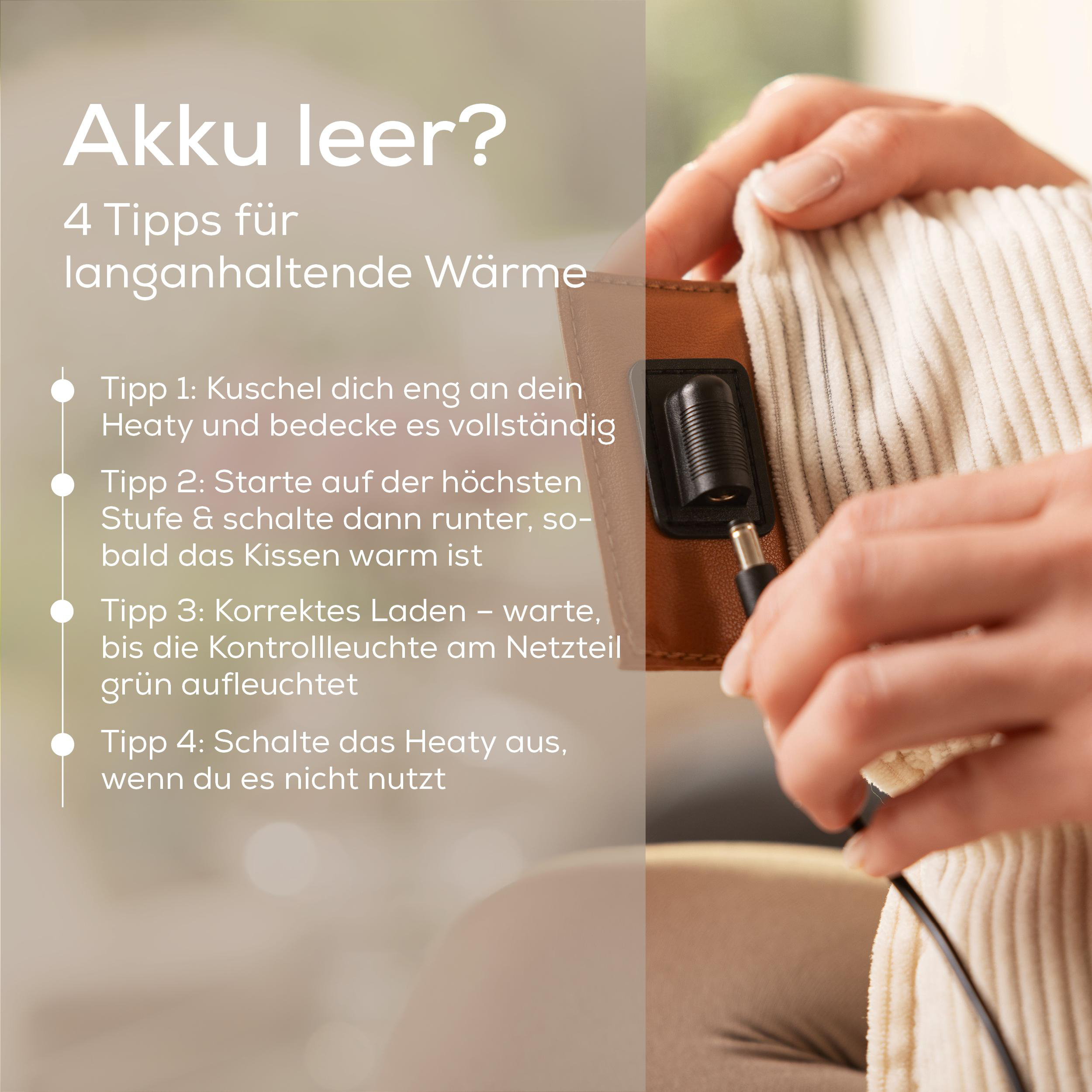 Eine Hand steckt ein Kabel in ein Heizkissen. Text gibt Tipps.