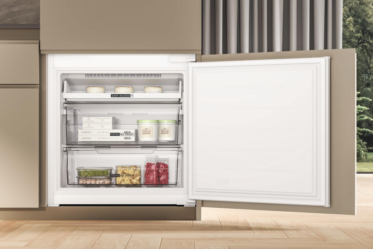 Refrigerador abierto con tres estantes de comida: pasteles, helados y frutas congeladas.