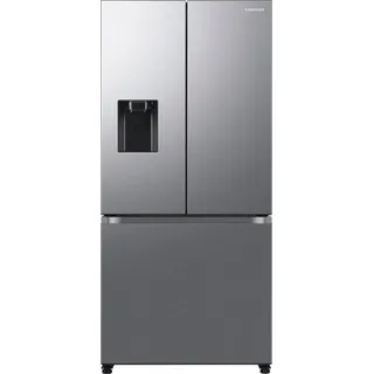 Un refrigerador plateado de tres puertas con dispensador de agua en la puerta izquierda.