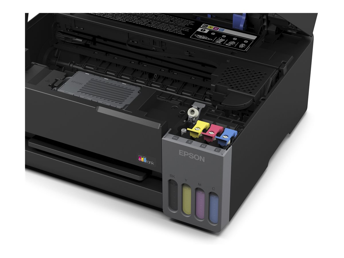 Ein schwarzer Epson EcoTank Drucker mit offenen Deckeln und sichtbaren Tintenbehältern.