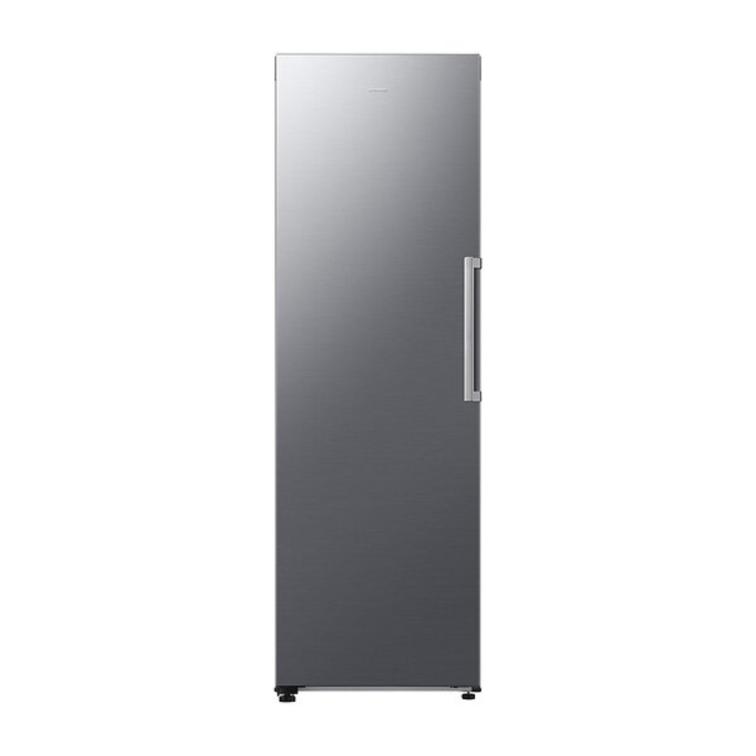 Un refrigerador alto, elegante y plateado con una sola manija en el lado derecho.
