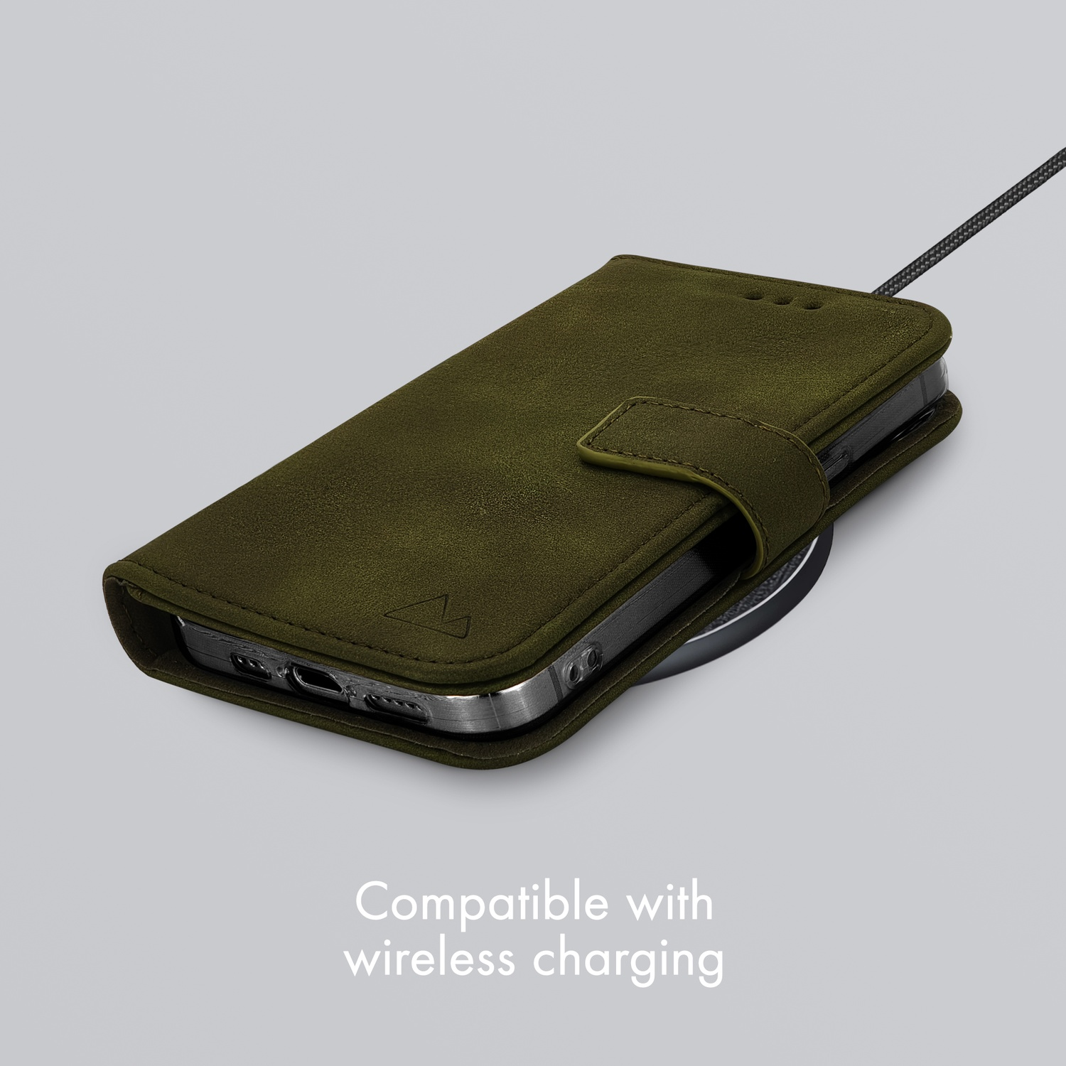 Étui de téléphone vert à fermeture magnétique sur chargeur sans fil.