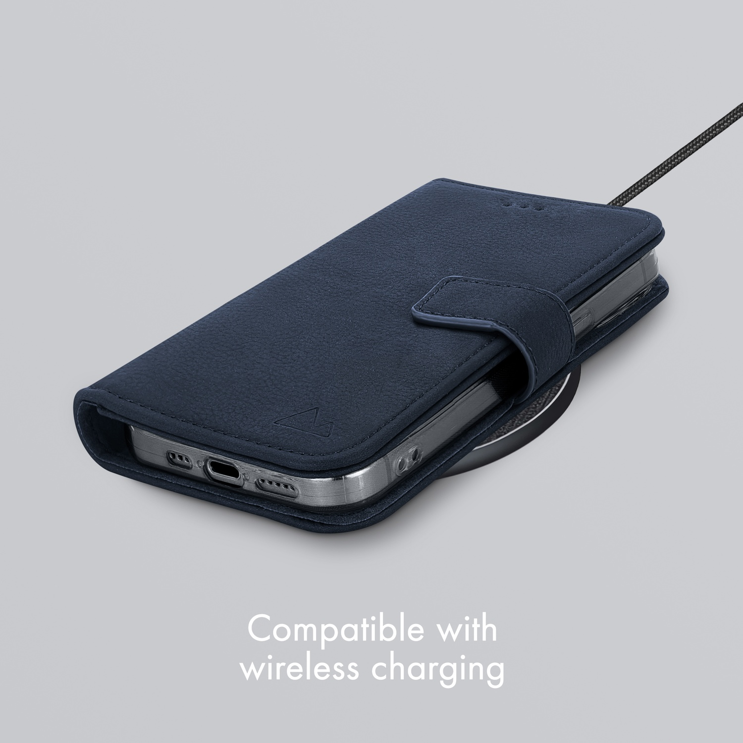 Étui de téléphone bleu marine avec port de chargement et câble sur fond gris.
