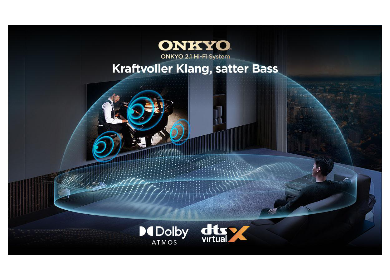 Mann lauscht Musik auf Sofa; Pianist auf Bildschirm, Dolby Atmos, DTS Virtual X.