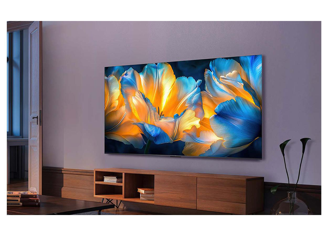 Ein moderner Wohnraum mit einem großen Fernseher, der Blumen zeigt.
