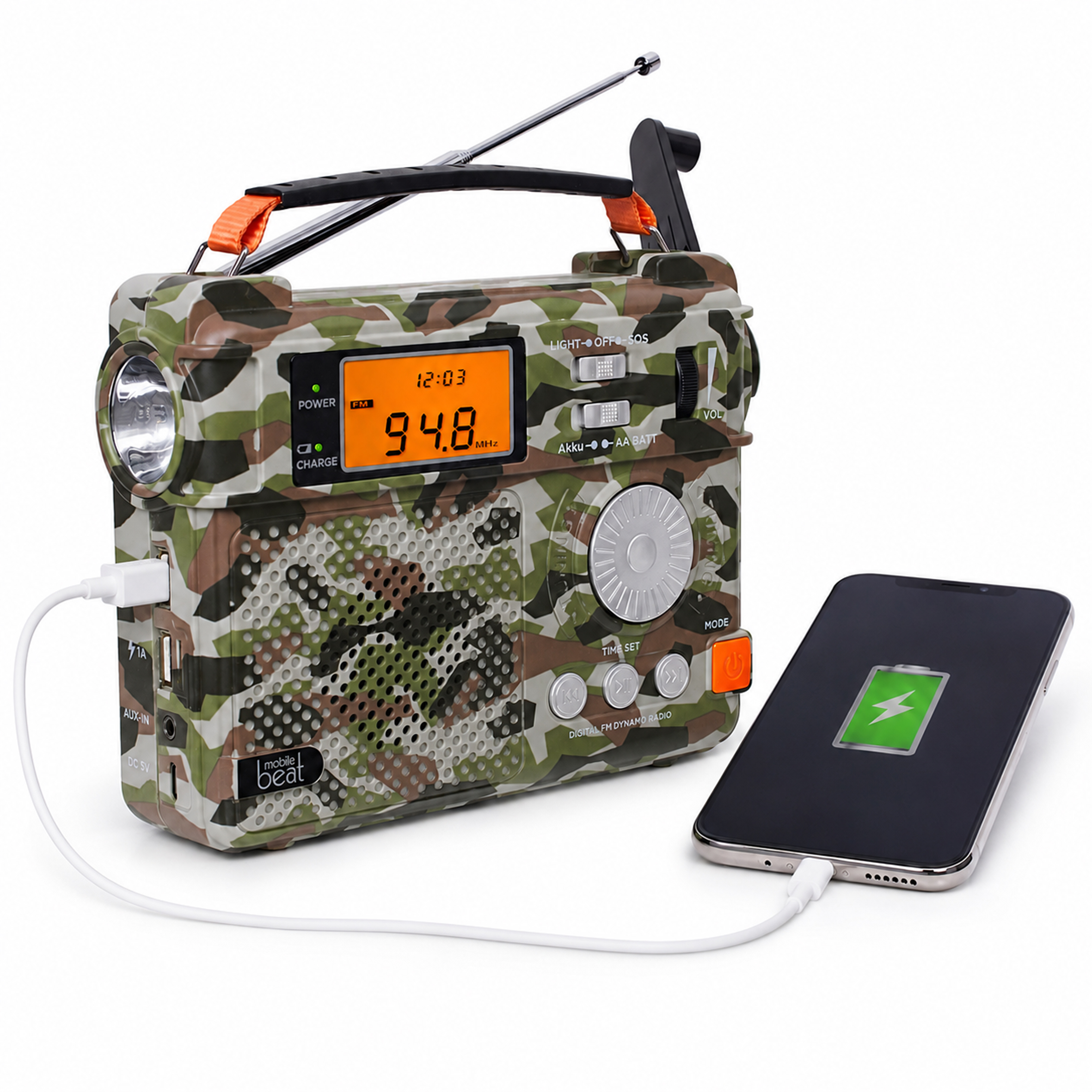 Ein Camouflage-Radio mit Antenne lädt ein Smartphone, das auf dem Display eine grüne Batterie anzeigt.
