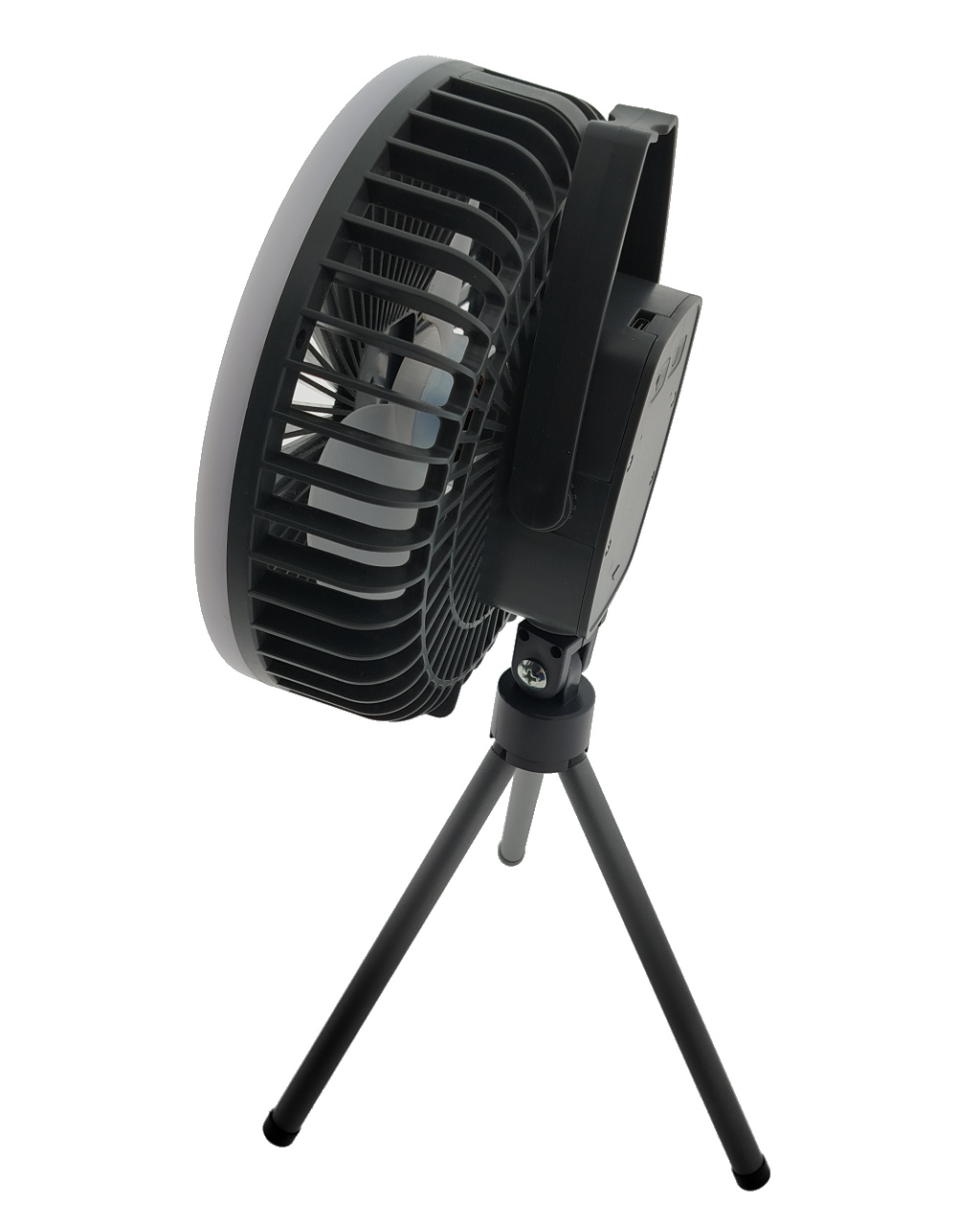 Fekete ventilátor világítással, háromlábú állványon, fehér háttér.