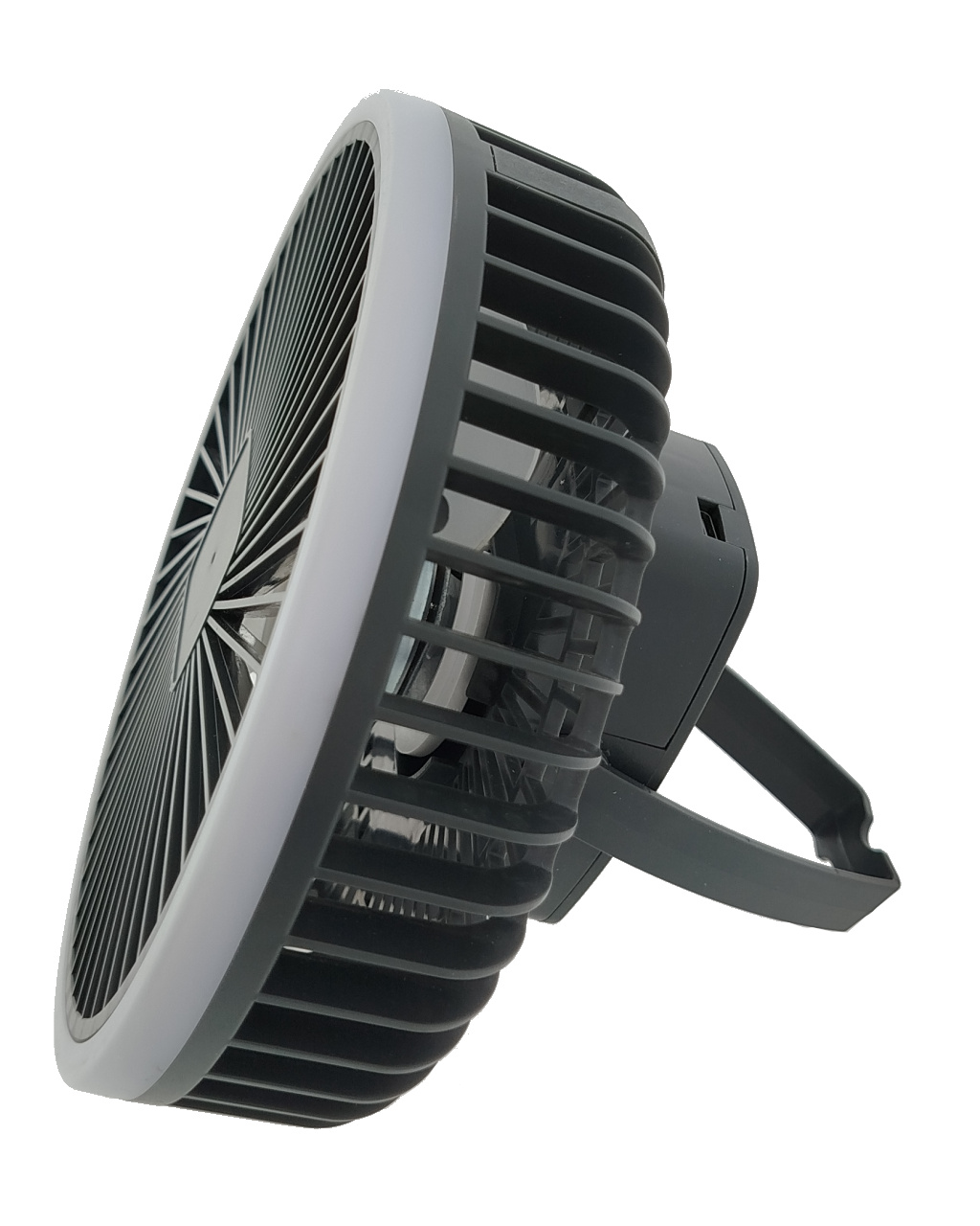 Sötét, hordozható ventilátor fehér LED peremmel, állványon.