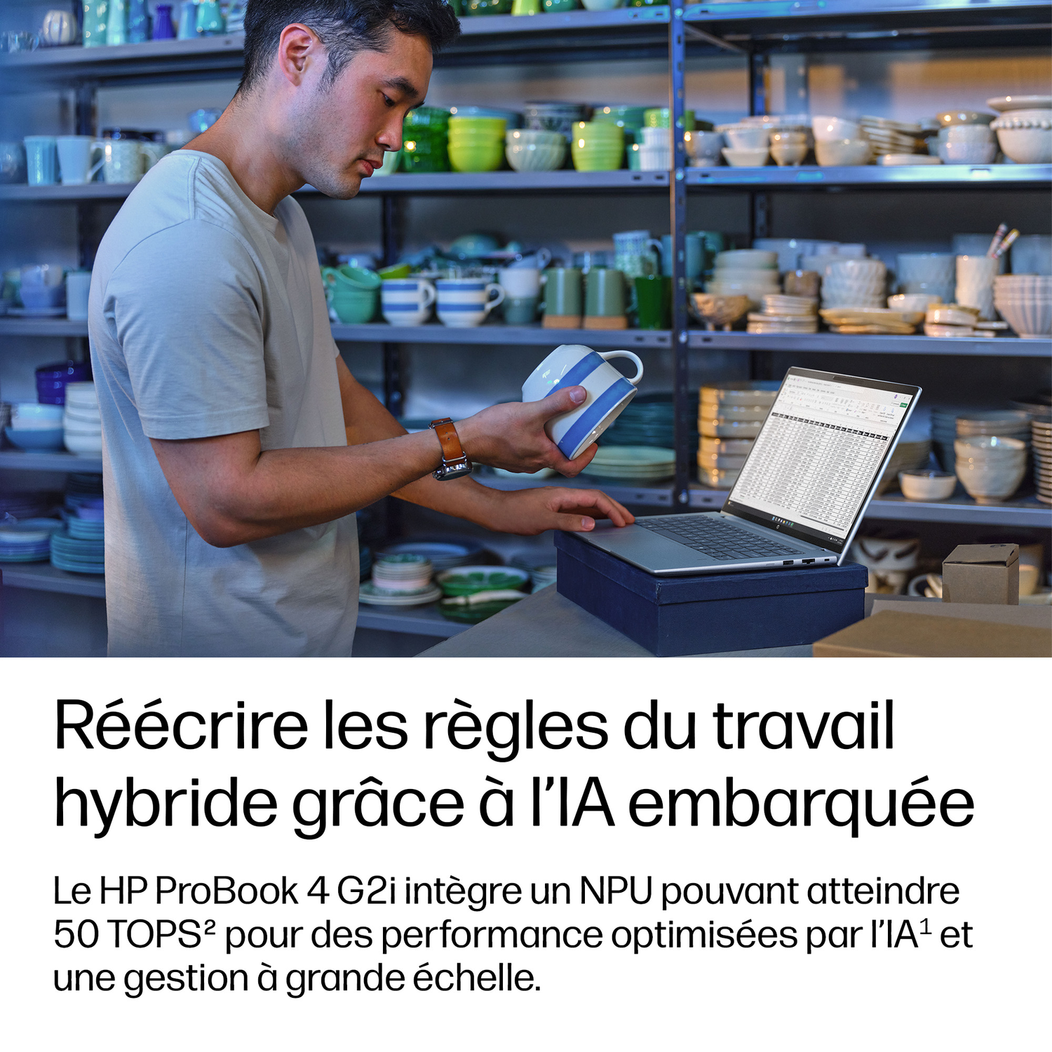 Un homme inspecte une tasse devant un ordinateur portable, étagères de vaisselle au fond.