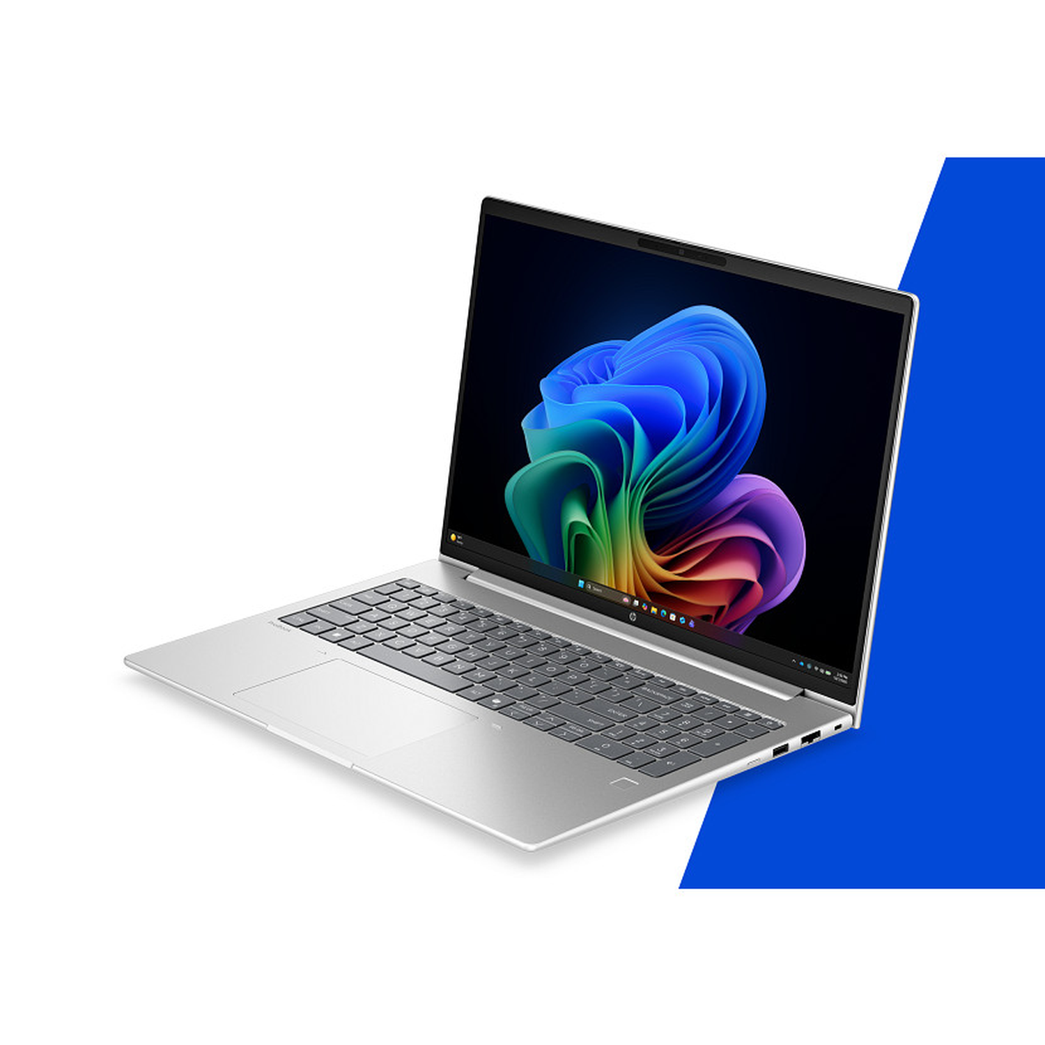 Een zilveren laptop toont een kleurrijke abstracte achtergrond op het scherm.