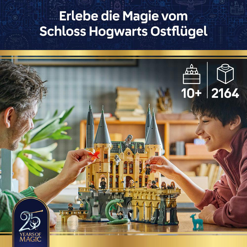 Zwei Personen bauen LEGO Hogwarts Ostflügel. Über 10 Jahre, 2164 Teile.