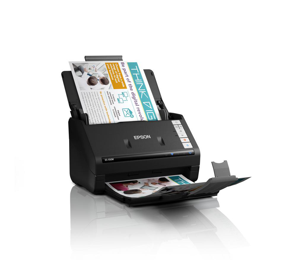 Ein schwarzer Epson Dokumentenscanner mit Dokumenten.