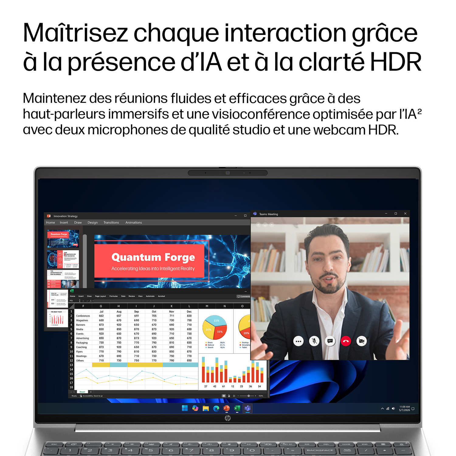 Un homme parle en visioconférence, avec une feuille de calcul et des graphiques affichés sur un ordinateur portable.