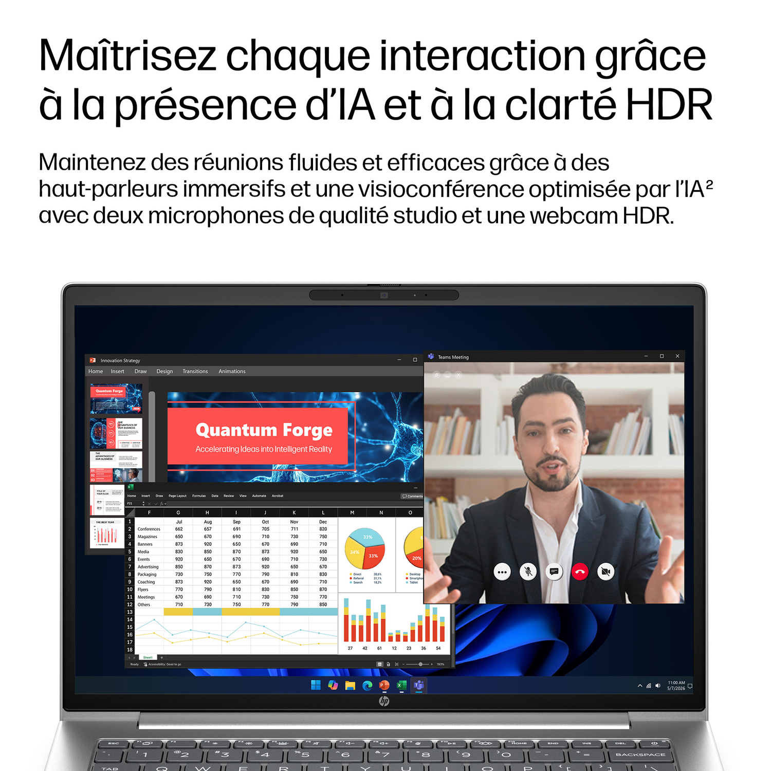 Un ordinateur portable affiche une présentation avec des graphiques et un homme en visio.
