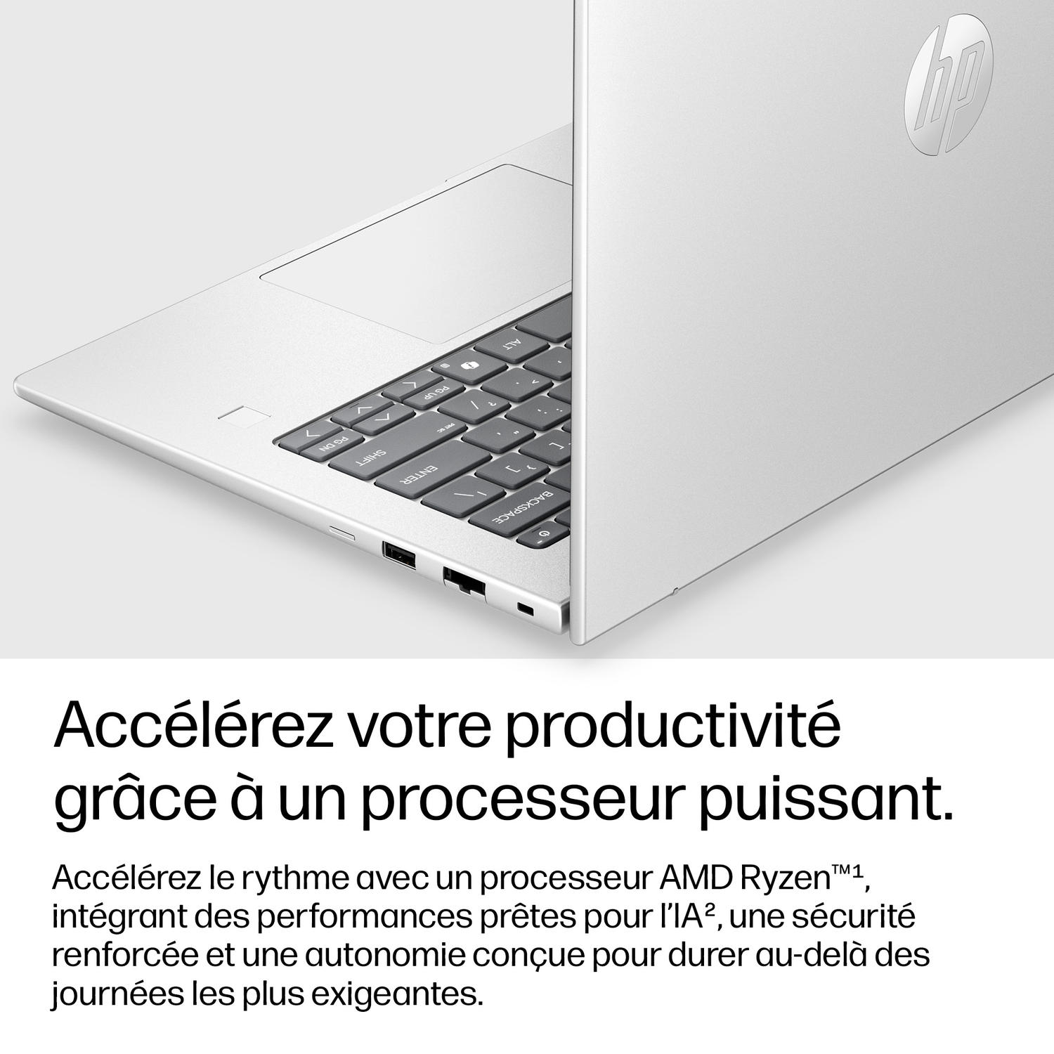 Ordinateur portable argenté avec logo HP sur le capot, clavier et pavé tactile.