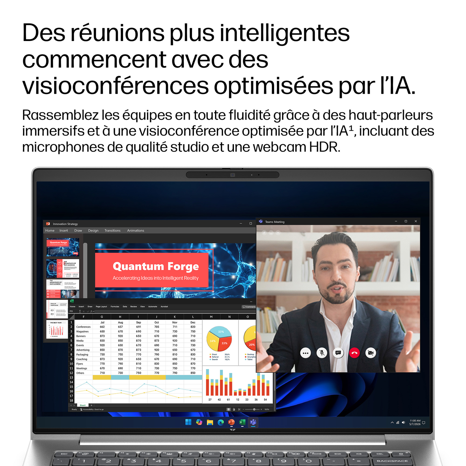 Un ordinateur portable affiche une visioconférence avec un homme parlant. Tableaux et graphiques à gauche.