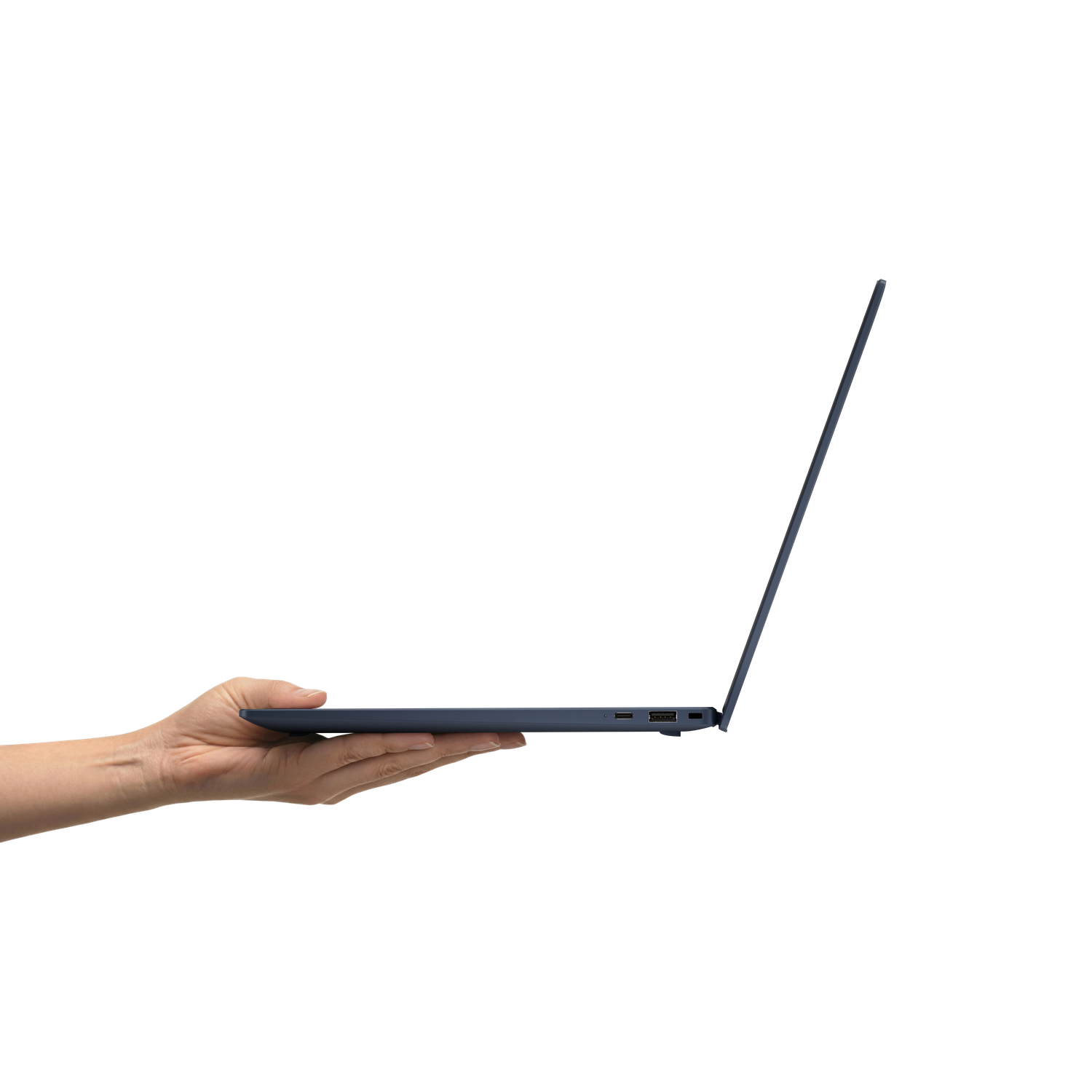 Een hand houdt een open marineblauwe laptop vast tegen een witte achtergrond.