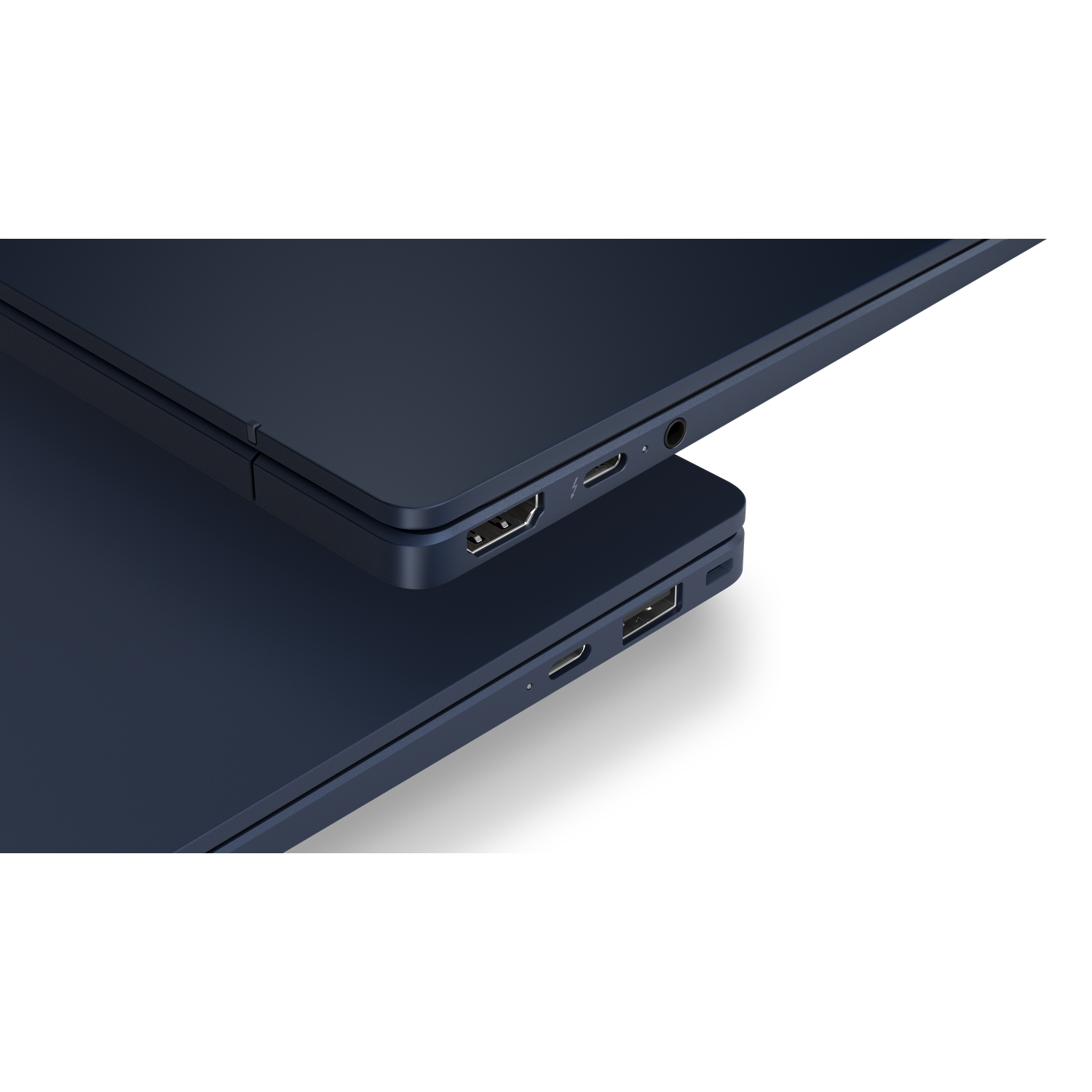 Close-up van twee donkerblauwe laptops, met poorten zoals HDMI, USB-C en audiostekker.