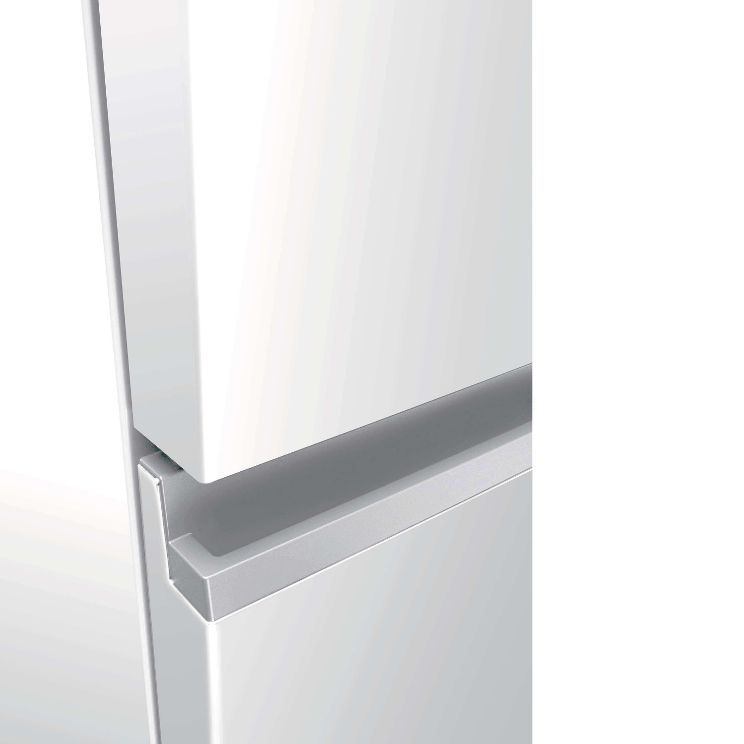 Primer plano de un refrigerador blanco con asa plateada.