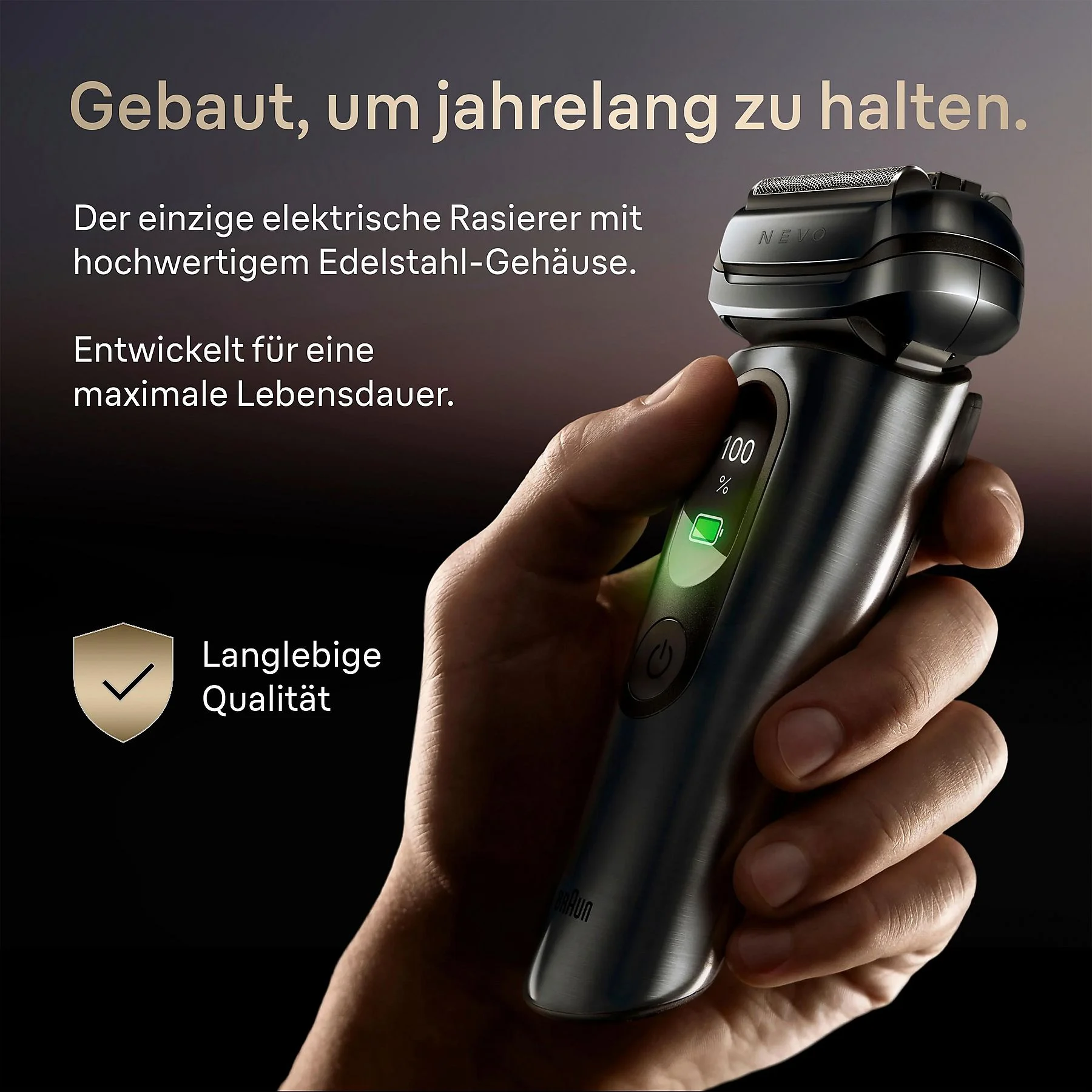 Une main tient un rasoir électrique noir avec un indicateur de batterie à 100%.