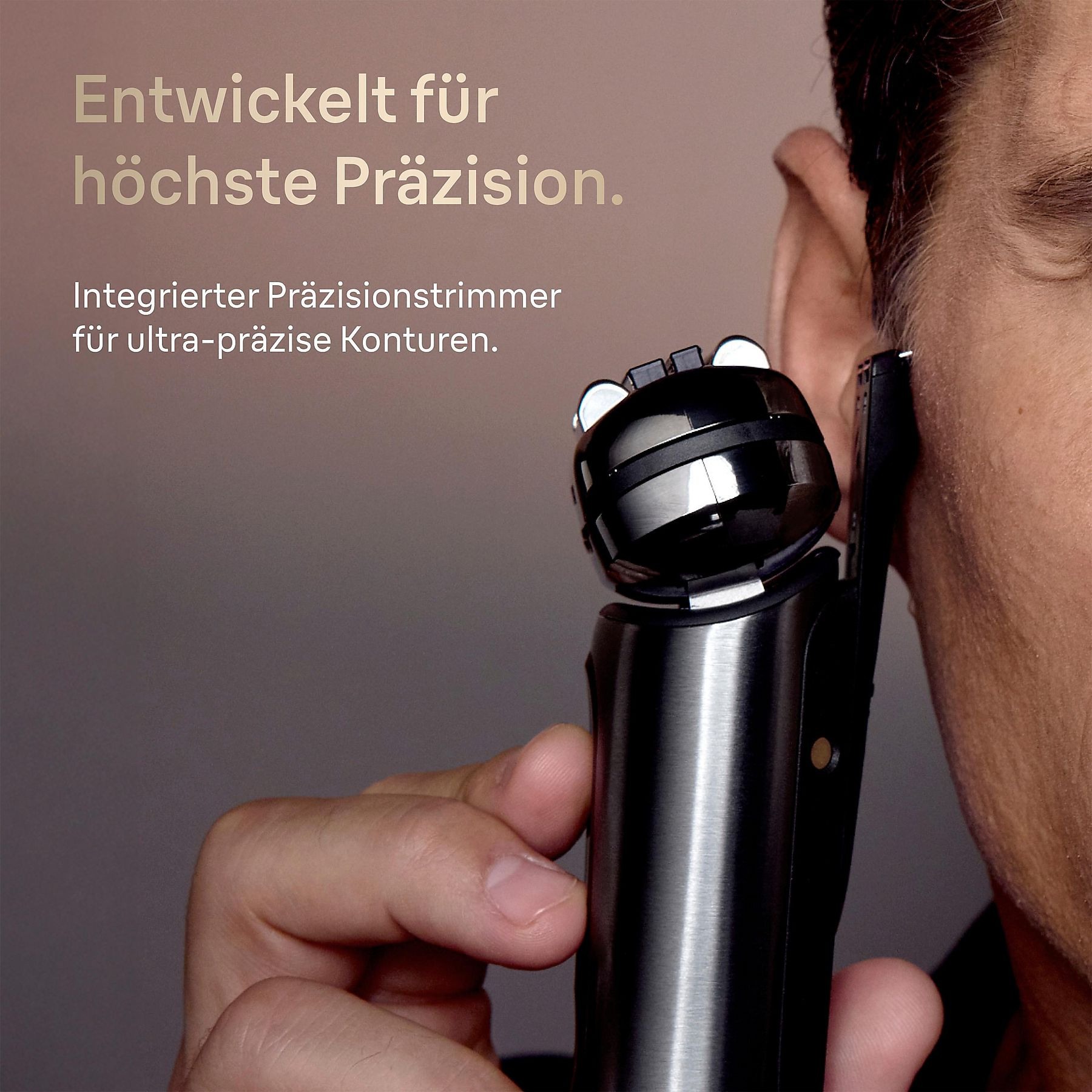 Homme se rase derrière l'oreille avec un taille-bordures de précision. Appareil métallique brillant.