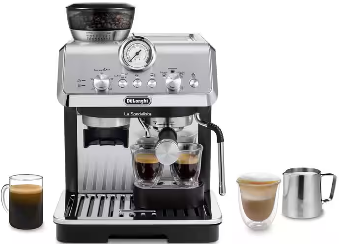 Una macchina per espresso DeLonghi argentata con contenitore chicchi, due tazze di espresso e lattiera.