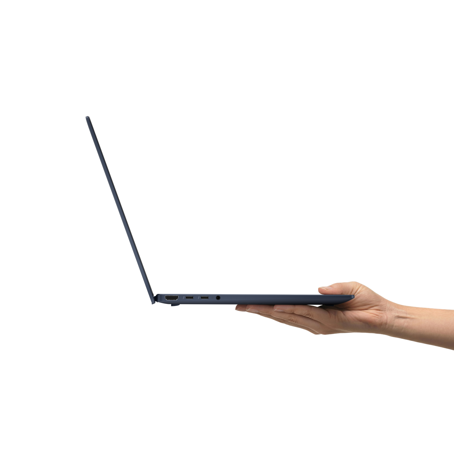 Een hand houdt een open, donkerblauwe laptop vast op een witte achtergrond.