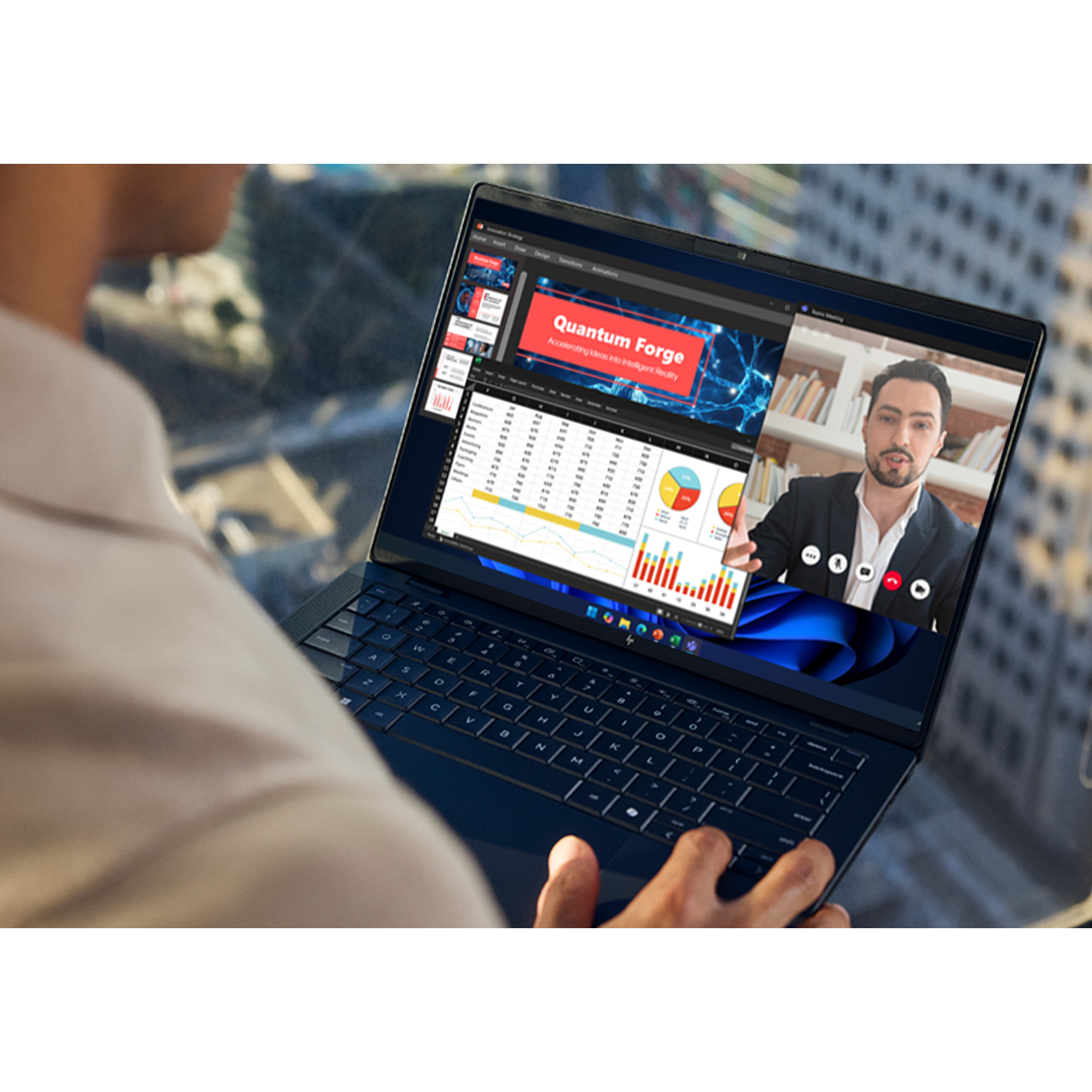 Persoon gebruikt laptop met videogesprek en financiële grafieken.