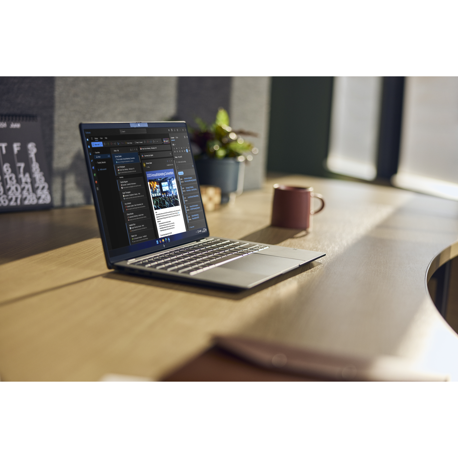 Een laptop toont een e-mail op een houten bureau, naast een mok en een plant.