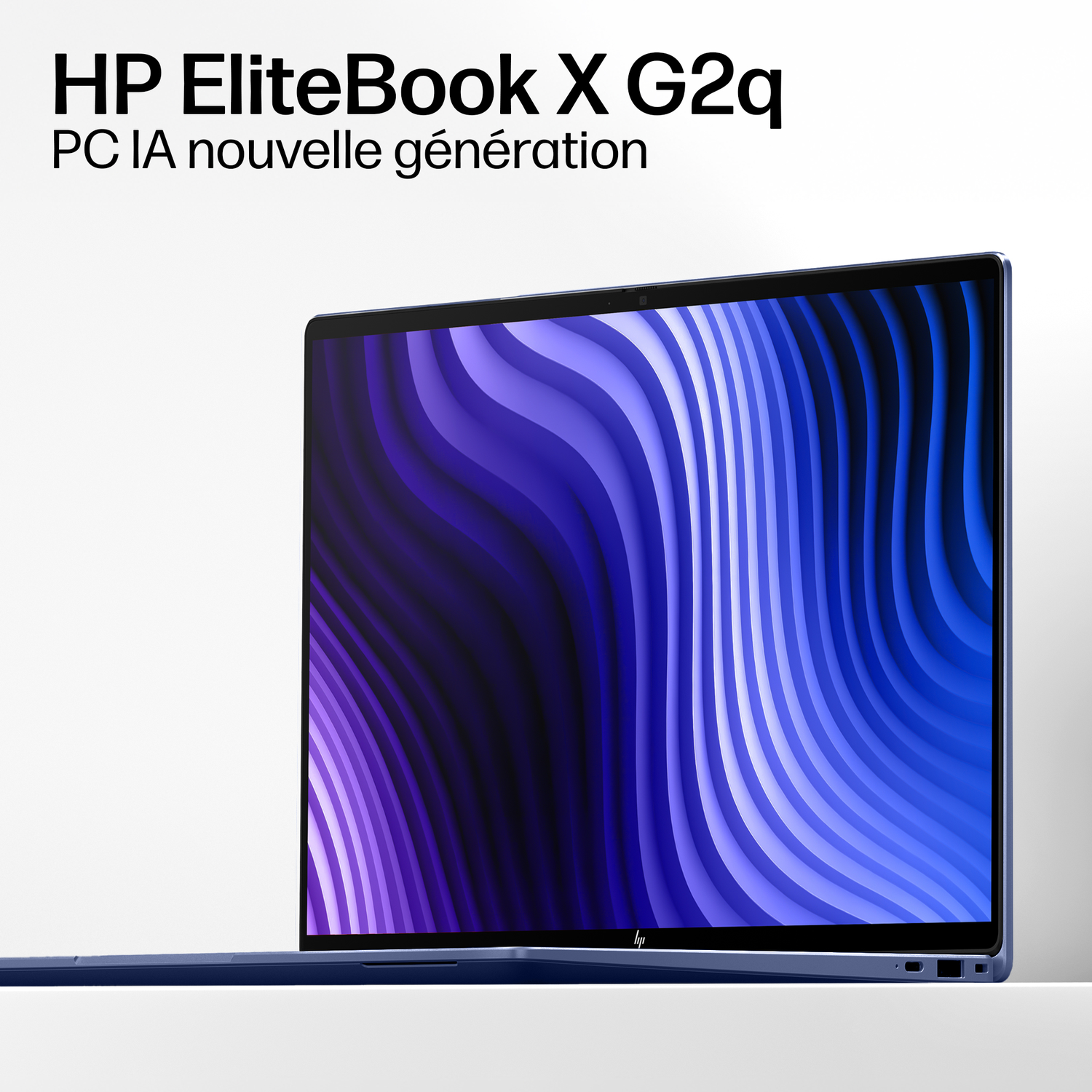 Un ordinateur portable HP EliteBook bleu affichant un motif ondulé violet et bleu sur son écran.
