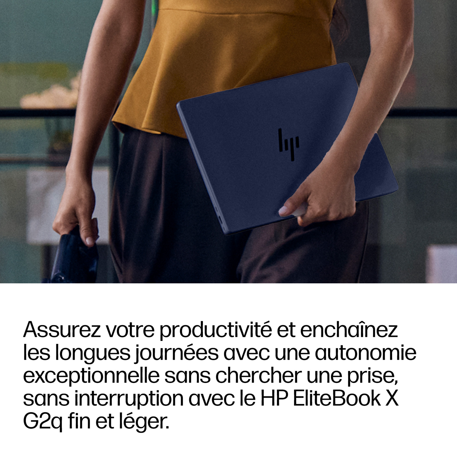 Une personne tient un ordinateur portable HP EliteBook X bleu foncé.