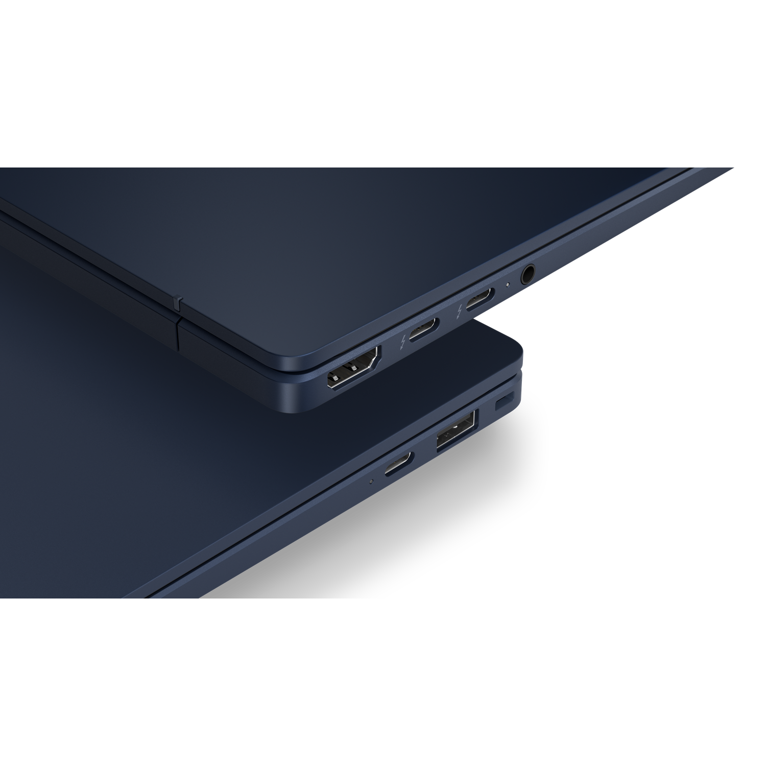 Close-up van twee donkerblauwe laptops met poorten zoals HDMI en USB-C.