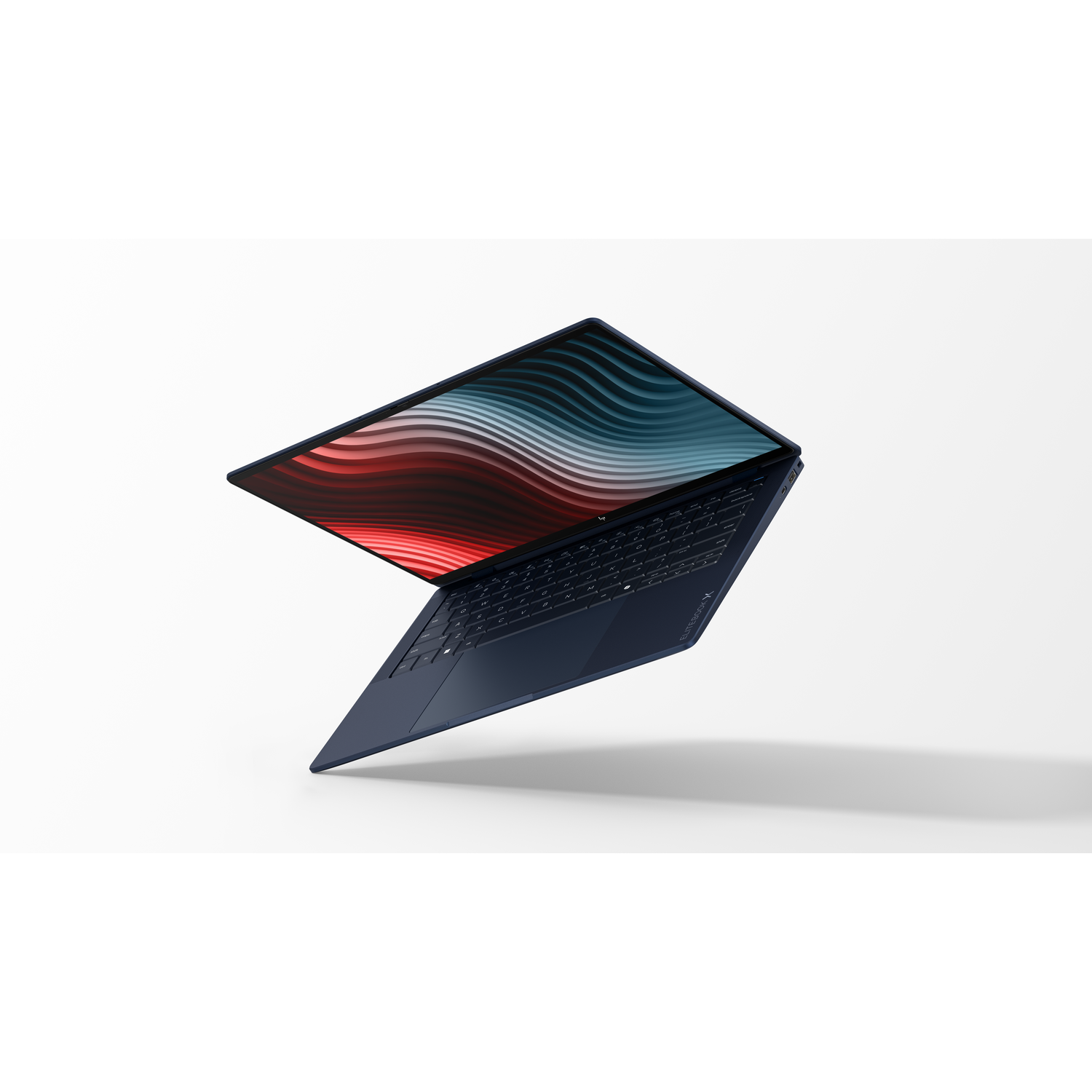 Een donkerblauwe laptop zweeft op een witte achtergrond met een abstract patroon op het scherm.