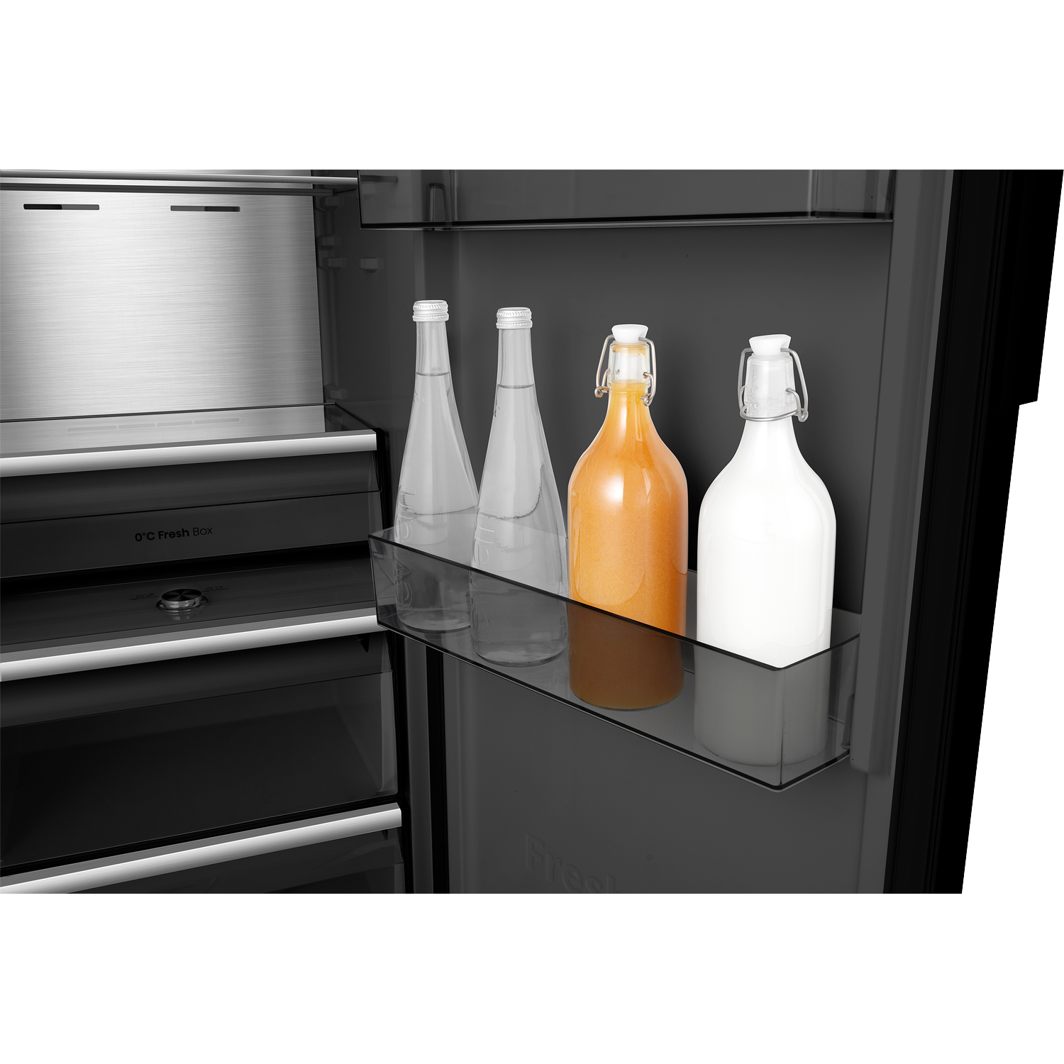 Drie flessen in een koelkast: twee met water, één met sap en één met melk.