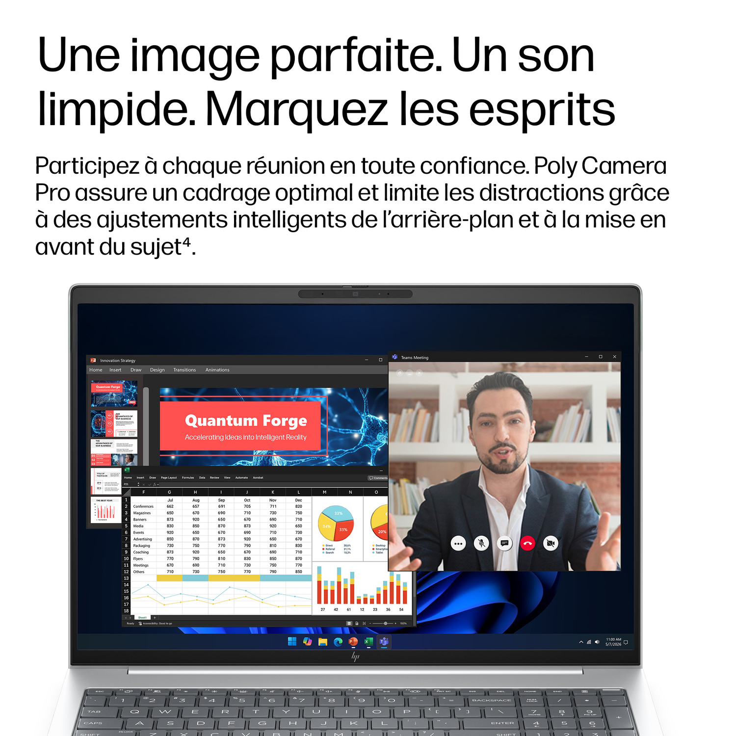 Un homme en costume parle lors d'une visioconférence sur un ordinateur portable affichant des feuilles de calcul.